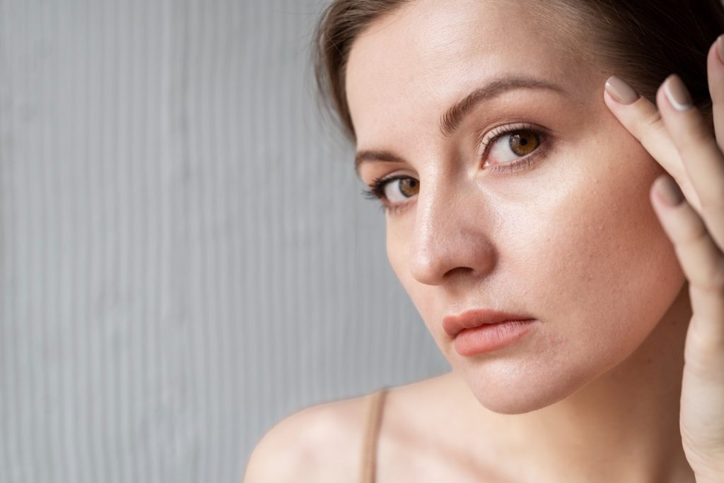 4 Cara Mengatasi Makeup Crack di Bawah Mata