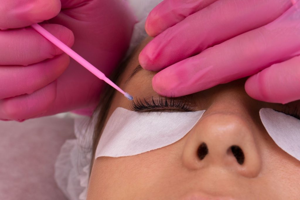 Perbedaan Eyelash Extension dan Lash Lift: Panduan Lengkap dan Tips Profesional