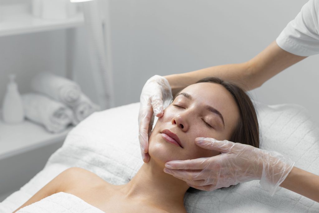 7 Rekomendasi Skincare setelah Facial, Glowing Tahan Lama!